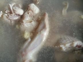 放入开水中焯3分钟。去除血沫。