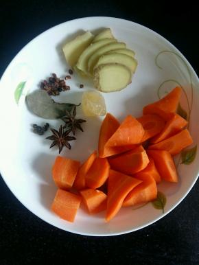 准备好香料和胡萝卜。黄冰糖1块。