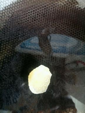 热锅凉油，小火把冰糖融化。