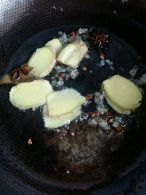 然后倒入姜，香叶，花椒，八角和麻椒，小火炒出香味。