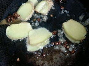 然后倒入姜，香叶，花椒，八角和麻椒，小火炒出香味。