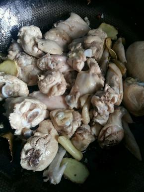 倒入鸡块翻炒上色