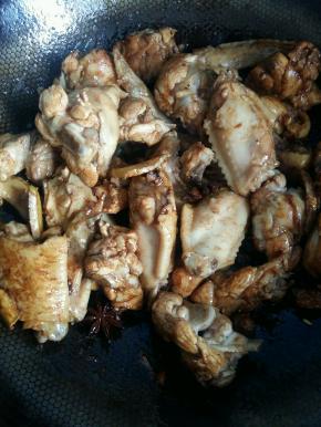 鸡块翻炒5分钟后倒入1勺料酒和2勺酱油。