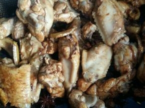 鸡块翻炒5分钟后倒入1勺料酒和2勺酱油。