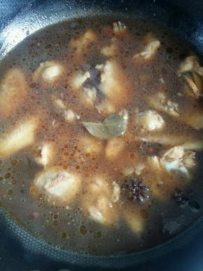 倒入没过鸡块的开水，撒少许盐。