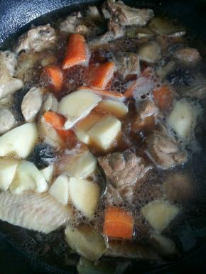 倒入胡萝卜。临时加了一个土豆，也很好吃哦。