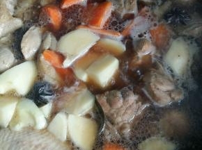 倒入胡萝卜。临时加了一个土豆，也很好吃哦。