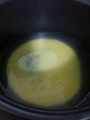 小米淘洗干净，加水放入电饭煲中，启动煮粥功能，煮1小时。