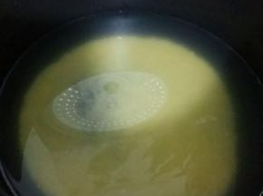 小米淘洗干净，加水放入电饭煲中，启动煮粥功能，煮1小时。