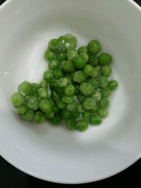 新鲜豌豆洗净。