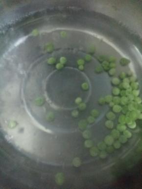 豌豆放入开水中煮熟。