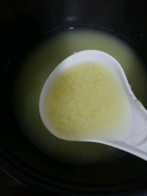 小米粥煮至黏稠即可。