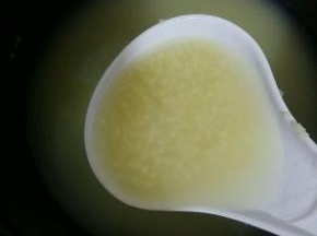 小米粥煮至黏稠即可。