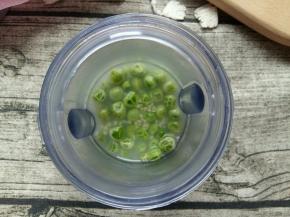 小米粥和豌豆放入料理机中。