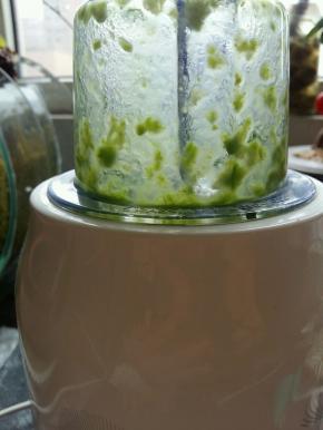 启动料理机，把食材打成糊。