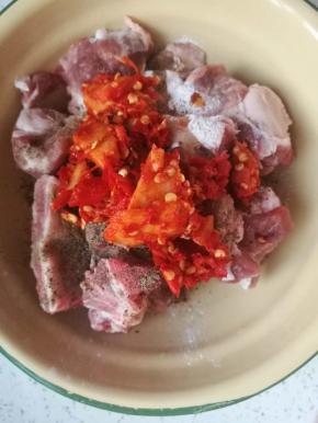 加入生抽，老抽，料酒，黑胡椒， 剁椒 这个剁椒里有生姜和大蒜，一定要给生姜