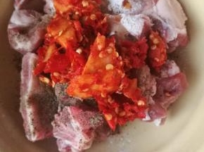 加入生抽，老抽，料酒，黑胡椒， 剁椒 这个剁椒里有生姜和大蒜，一定要给生姜