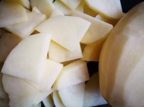 2个土豆洗净去皮，切成小块，这样容易快速蒸熟