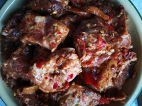 将腌好的肉均匀铺在土豆上面