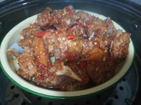 蒸锅烧水，多放些，因为要蒸40到50分钟。水开后放入肉，全程中大火，这样蒸出的肉才好吃，依肉的份量，至少蒸40分钟，越就越酥软