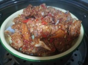 蒸锅烧水，多放些，因为要蒸40到50分钟。水开后放入肉，全程中大火，这样蒸出的肉才好吃，依肉的份量，至少蒸40分钟，越就越酥软
