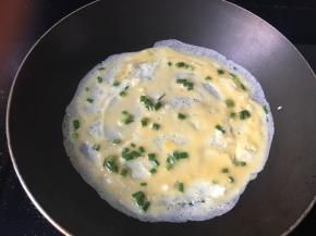 平底锅热油煎鸡蛋，小火