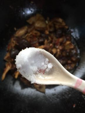 加入香菇翻炒均匀后，再加入少许盐调味！