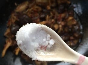 加入香菇翻炒均匀后，再加入少许盐调味！