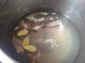 放姜片料酒焯一下