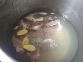 放姜片料酒焯一下