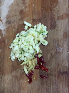 蒜瓣拍碎，生姜切成丝，干辣椒切成段备用！