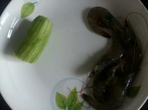 丝瓜去皮，虾准备好。