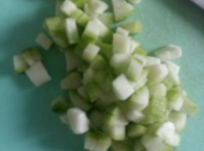 丝瓜切丁。
