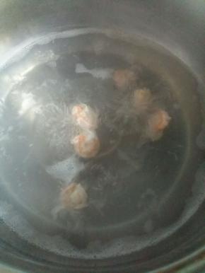 虾去头去尾去壳，去掉虾线，放入开水中焯煮1分钟。