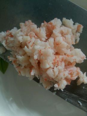 虾切碎。