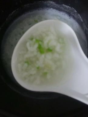 粥煮半小时后，放入丝瓜丁。煮8分钟。