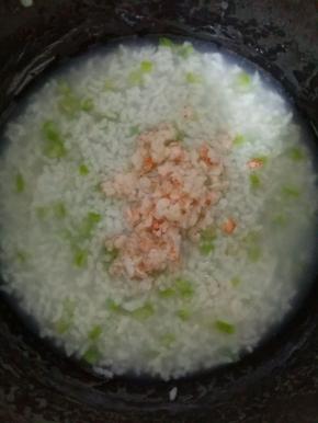 丝瓜丁熟了后放入虾碎，搅拌均匀，煮2分钟即可。