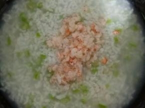 丝瓜丁熟了后放入虾碎，搅拌均匀，煮2分钟即可。