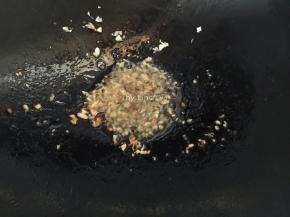 接着热油锅，倒入蒜蓉爆香