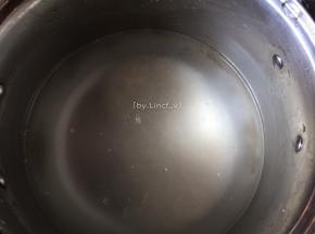 先将大米洗净后放入锅中，加入适量清水煮