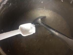 加入少许盐，如果加了浓汤宝后够味的话可不再加盐
