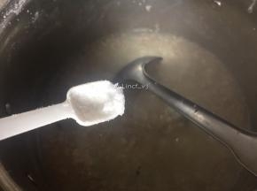 加入少许盐，如果加了浓汤宝后够味的话可不再加盐
