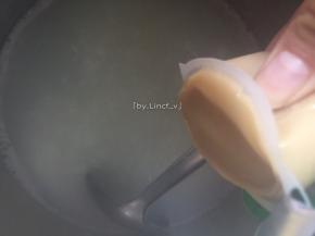 待粥煮开至米粒快要开花时加入一块家乐浓汤宝（家乐浓汤宝主要是用猪骨熬制而成，加了浓汤宝相当于用高汤煲制而成），继续煲煮至米粒开花
