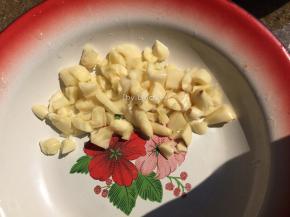 蒜瓣去外皮后切成蒜蓉