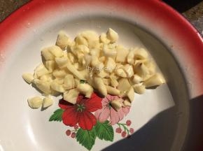 蒜瓣去外皮后切成蒜蓉