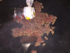 加入鱼露调味增鲜
