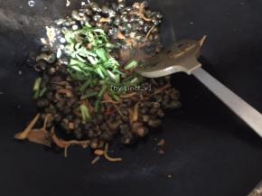 .加入罗勒与香葱翻炒