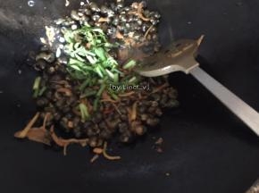 .加入罗勒与香葱翻炒