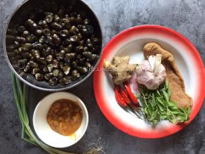 准备所需食材:
田螺1盘、小红椒5个、生姜1块、蒜瓣8个、萝卜干1个、豆瓣酱2勺、香葱3根、罗勒3小枝、水淀粉适量