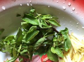 罗勒、香葱洗净切小段待用